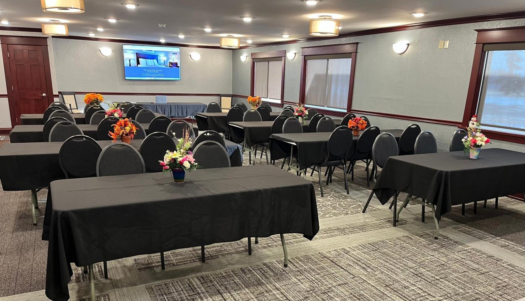 Fireside Inn And Suites Devils Lake Exteriör bild