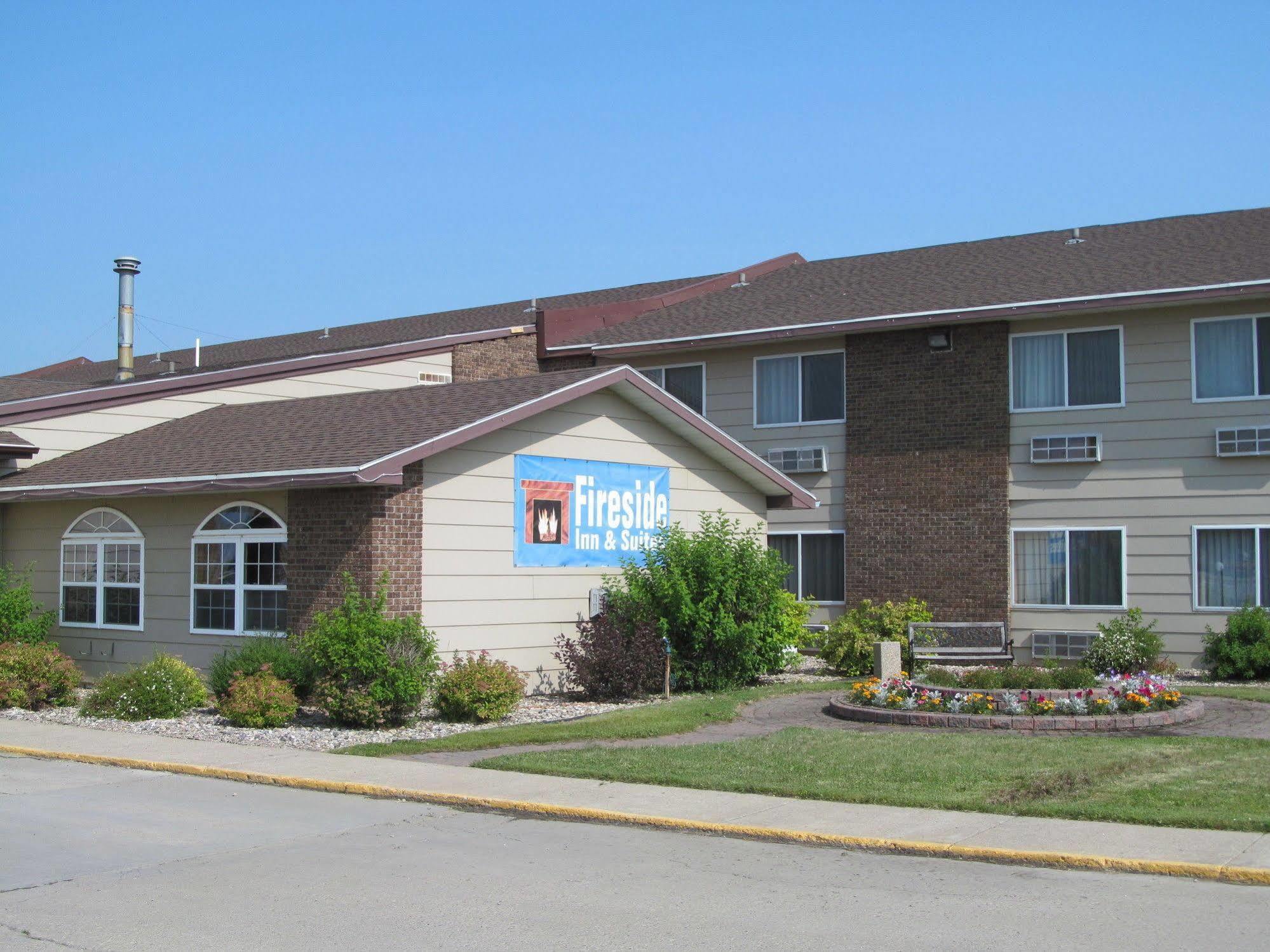 Fireside Inn And Suites Devils Lake Exteriör bild