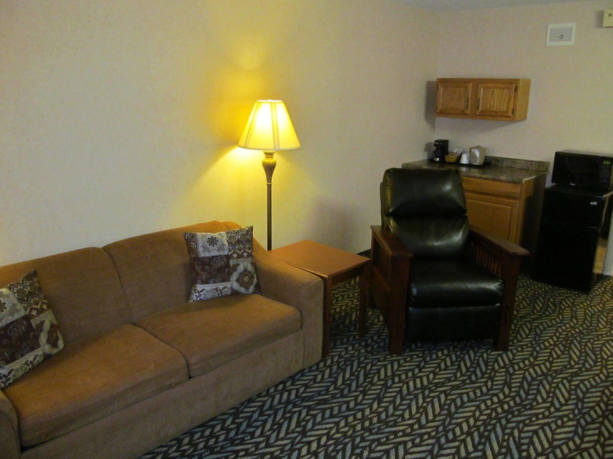Fireside Inn And Suites Devils Lake Exteriör bild