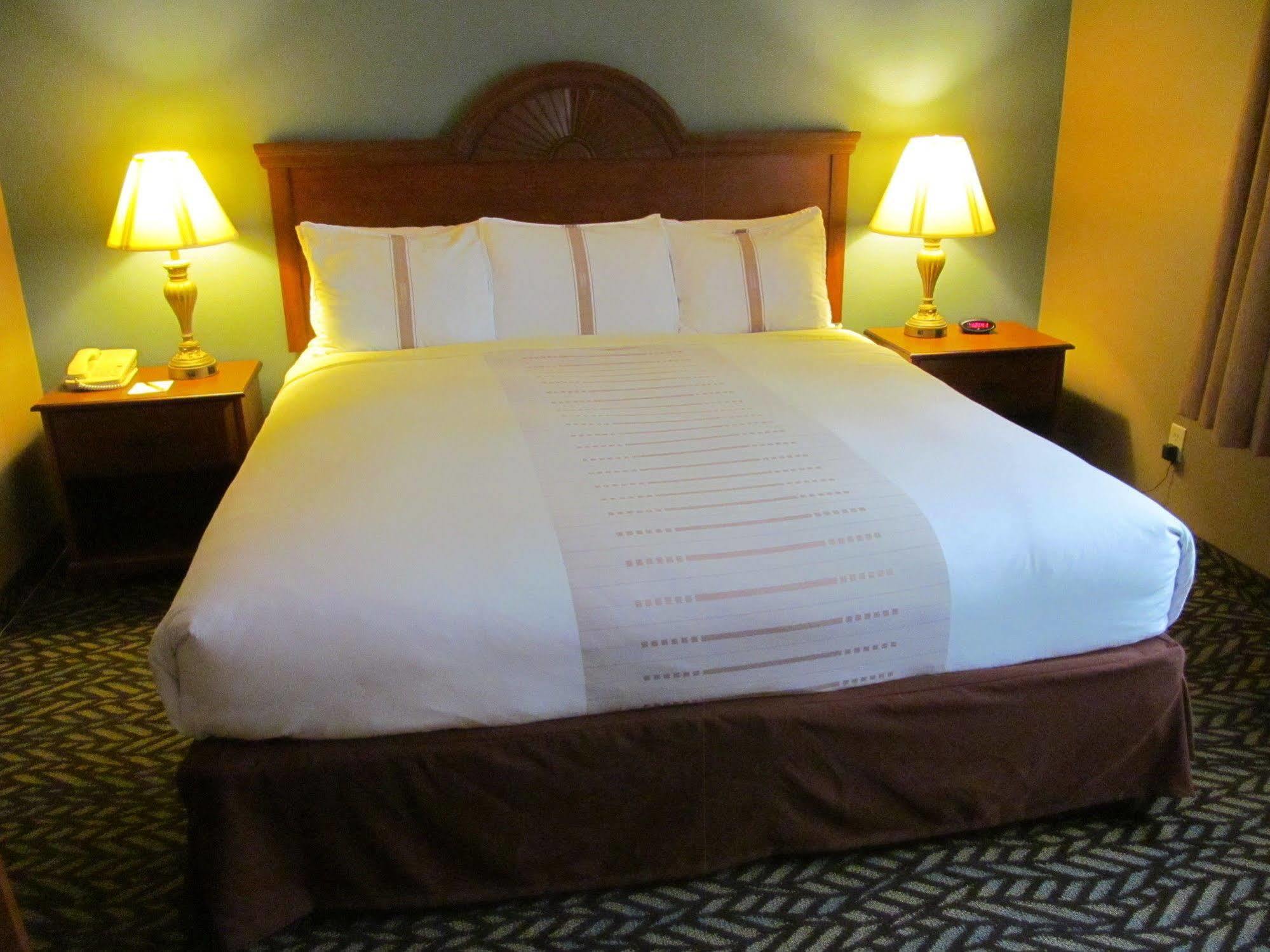 Fireside Inn And Suites Devils Lake Exteriör bild