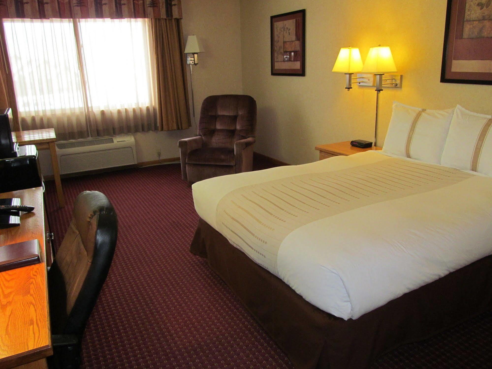Fireside Inn And Suites Devils Lake Exteriör bild