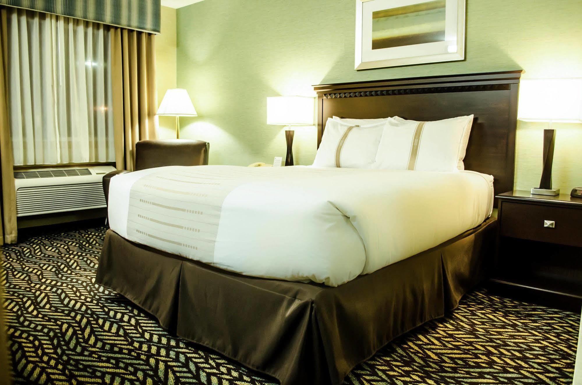 Fireside Inn And Suites Devils Lake Exteriör bild