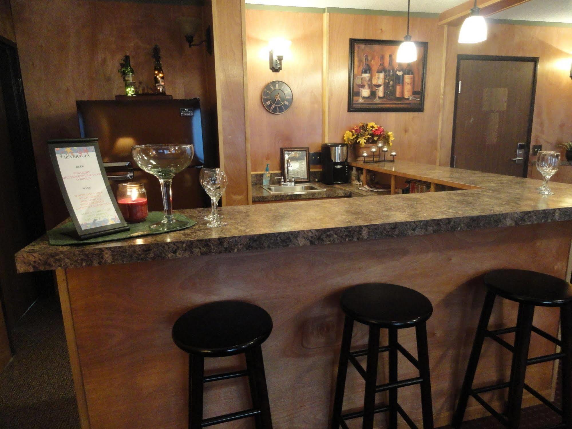 Fireside Inn And Suites Devils Lake Exteriör bild