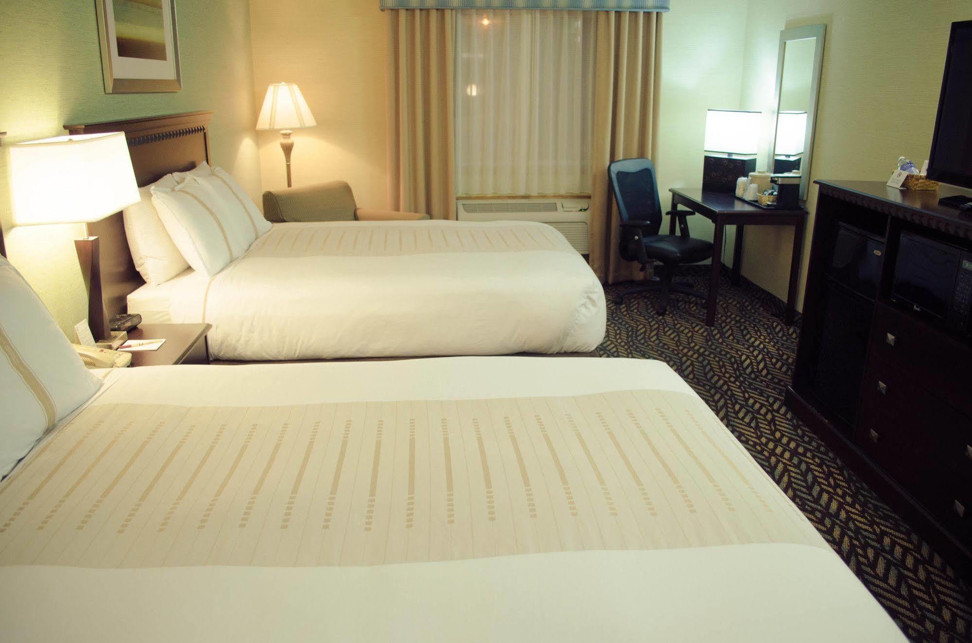Fireside Inn And Suites Devils Lake Exteriör bild