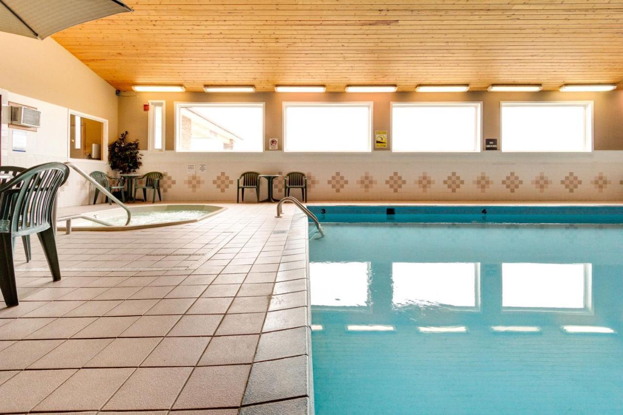 Fireside Inn And Suites Devils Lake Exteriör bild