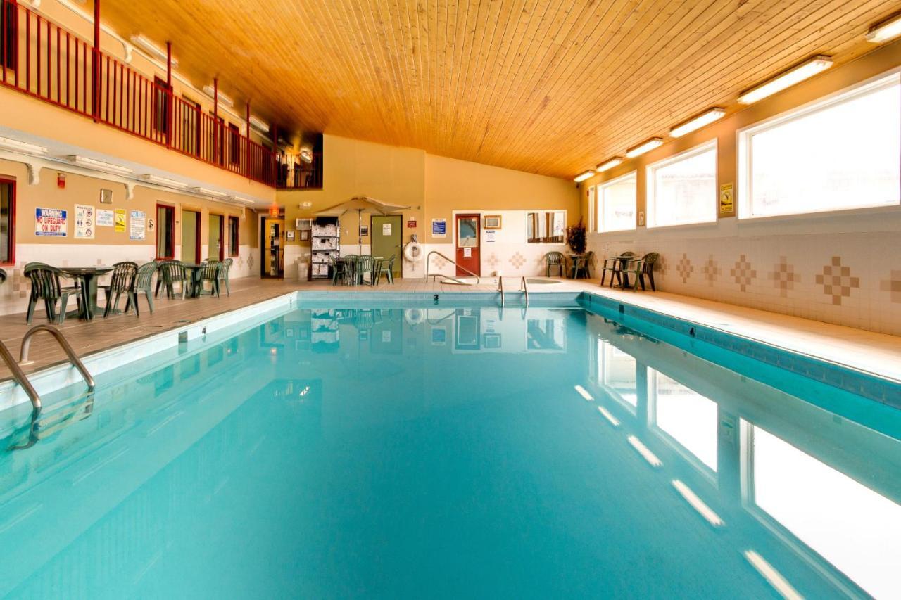 Fireside Inn And Suites Devils Lake Exteriör bild