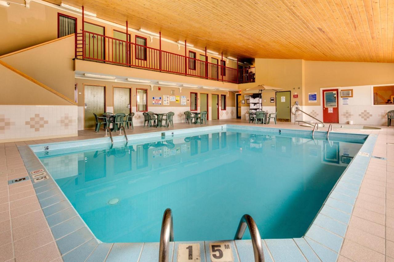 Fireside Inn And Suites Devils Lake Exteriör bild
