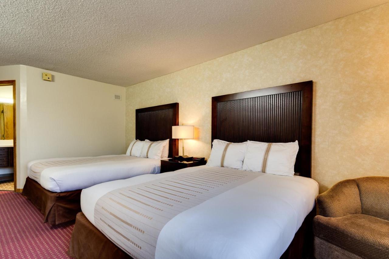 Fireside Inn And Suites Devils Lake Exteriör bild