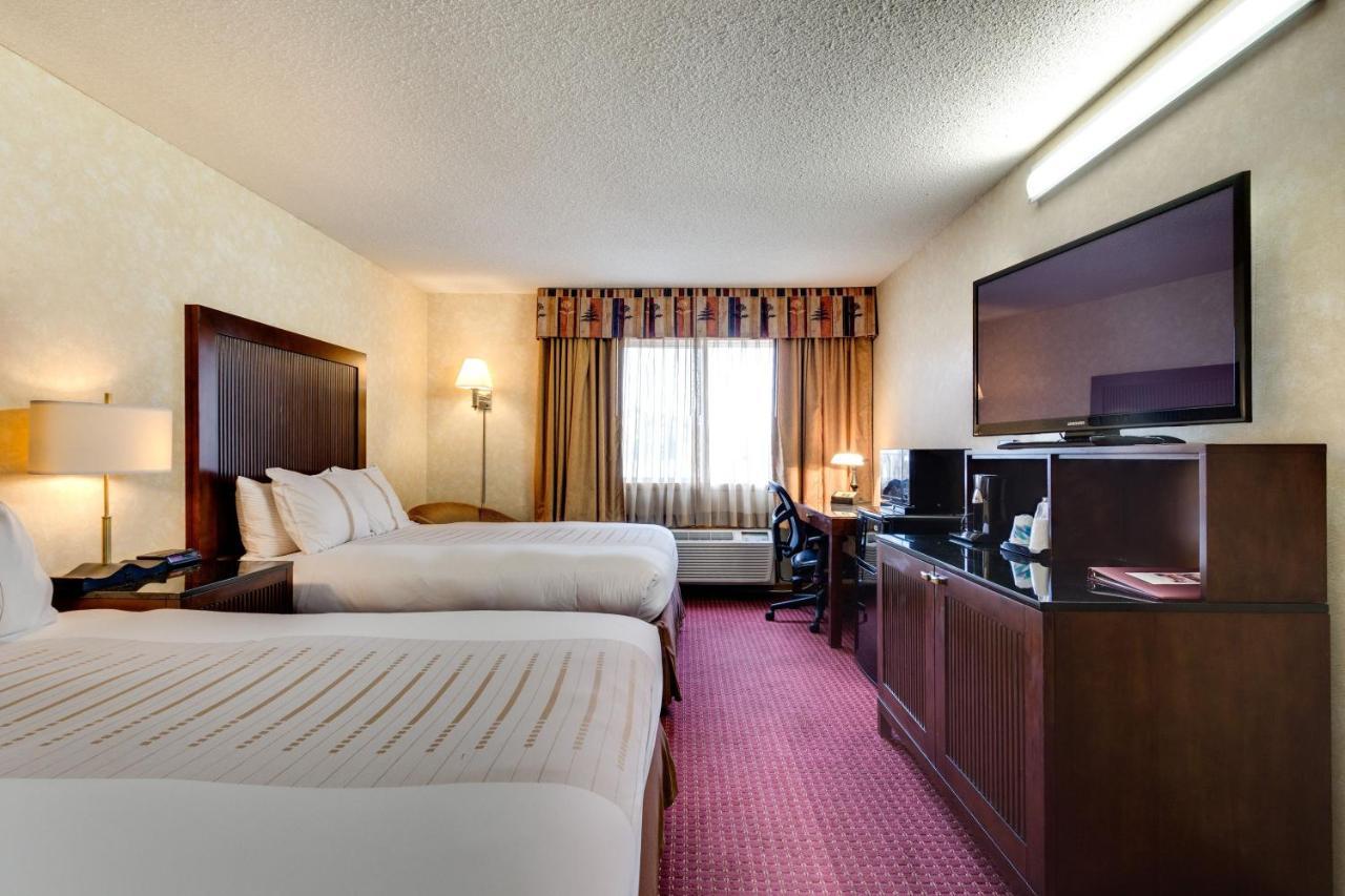 Fireside Inn And Suites Devils Lake Exteriör bild