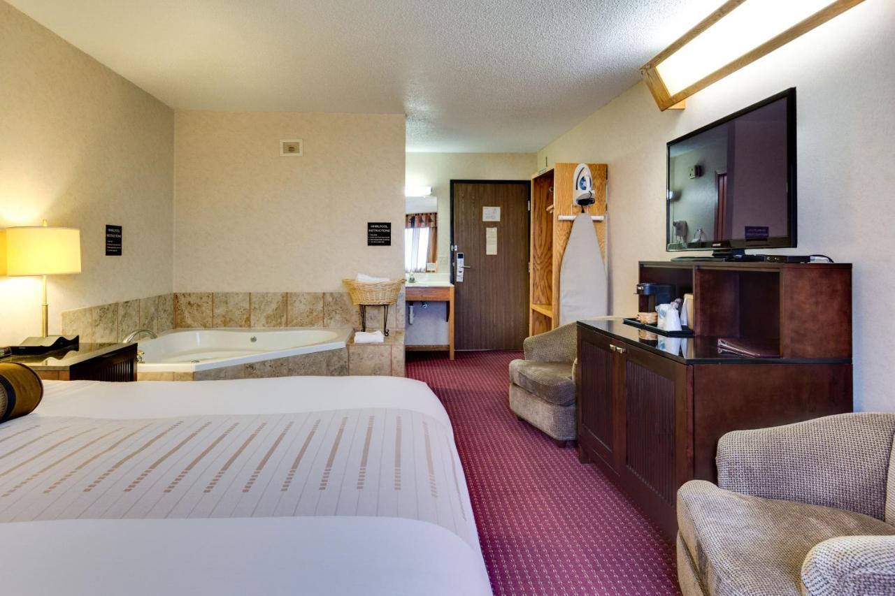 Fireside Inn And Suites Devils Lake Exteriör bild