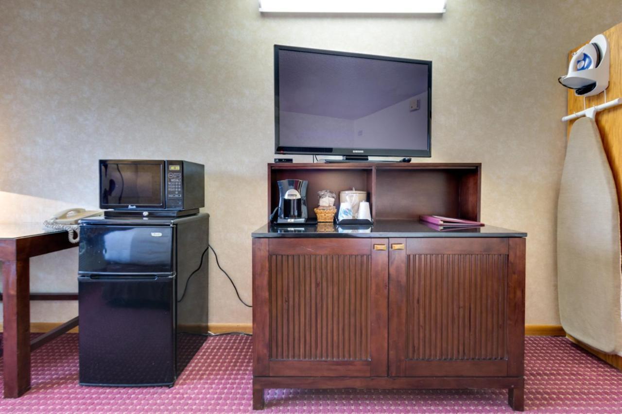 Fireside Inn And Suites Devils Lake Exteriör bild