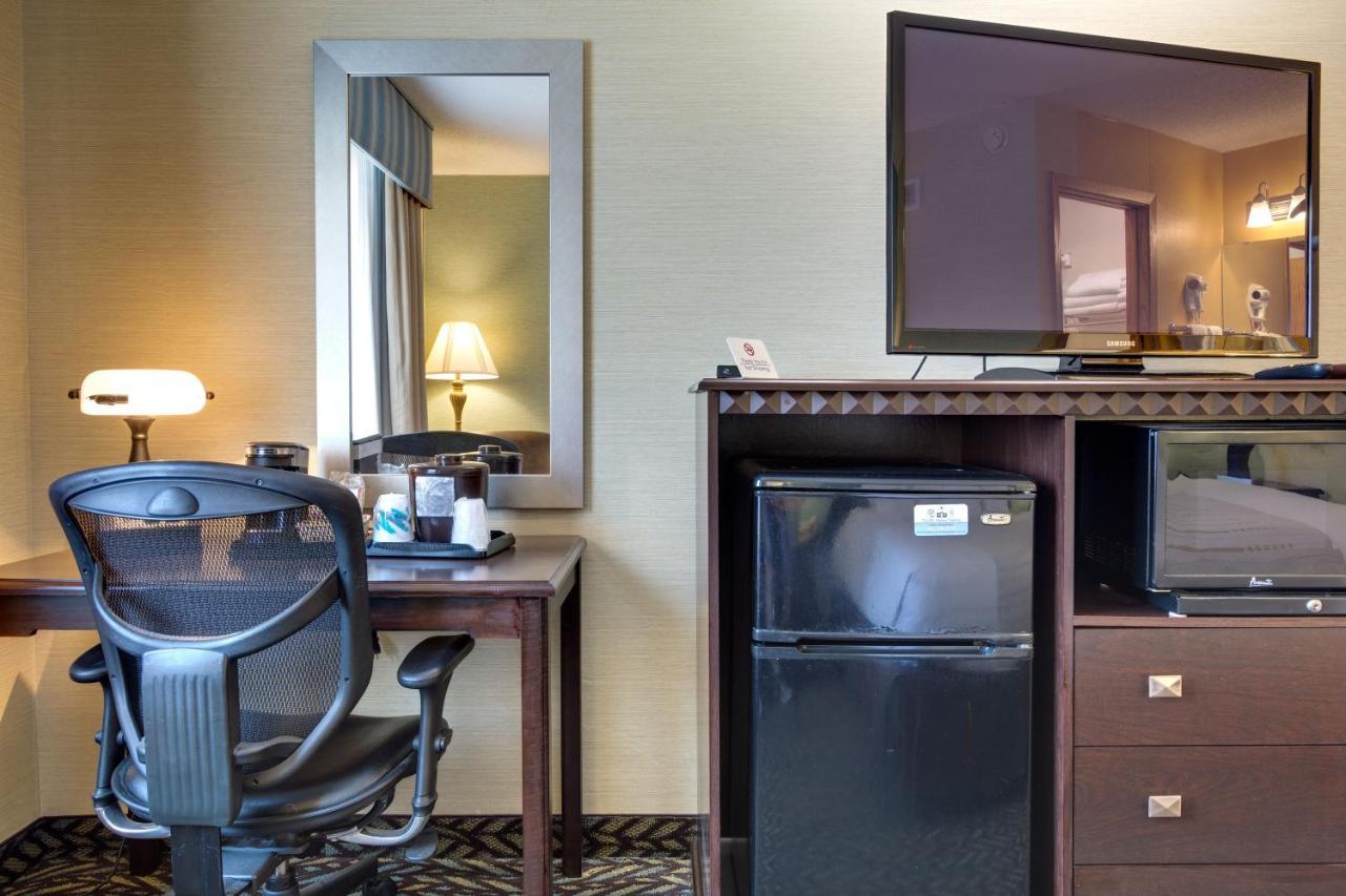 Fireside Inn And Suites Devils Lake Exteriör bild