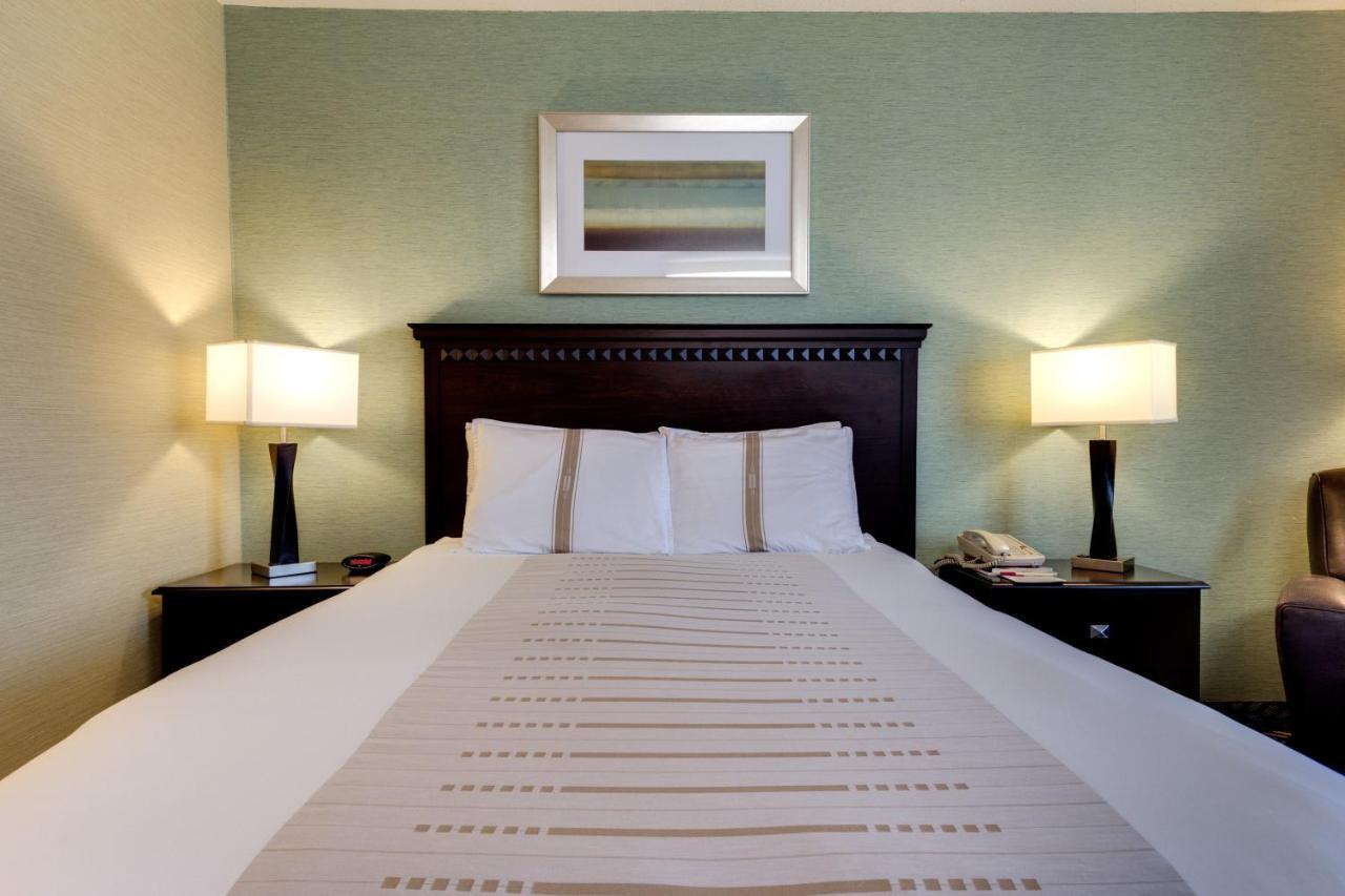 Fireside Inn And Suites Devils Lake Exteriör bild