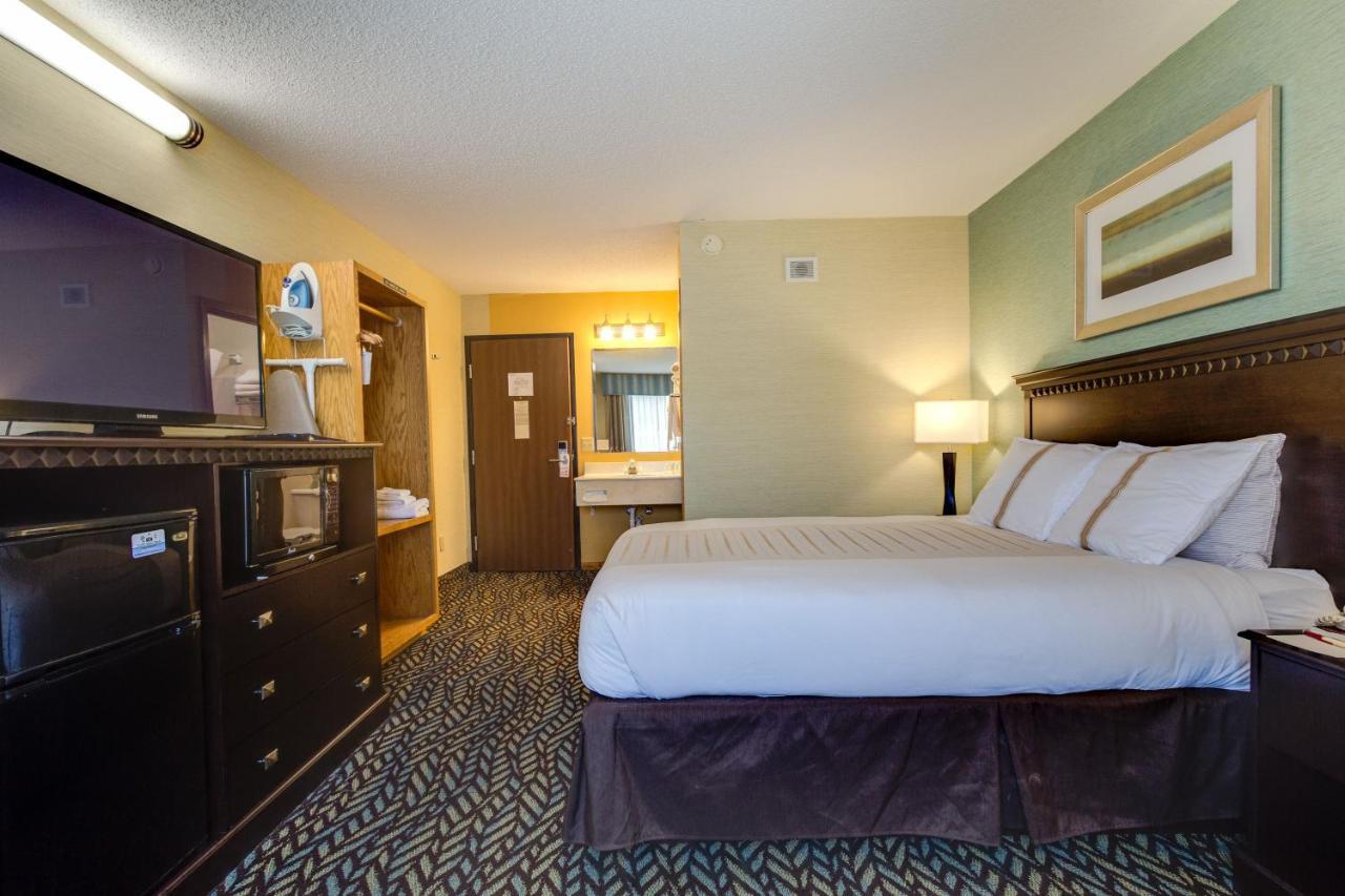 Fireside Inn And Suites Devils Lake Exteriör bild