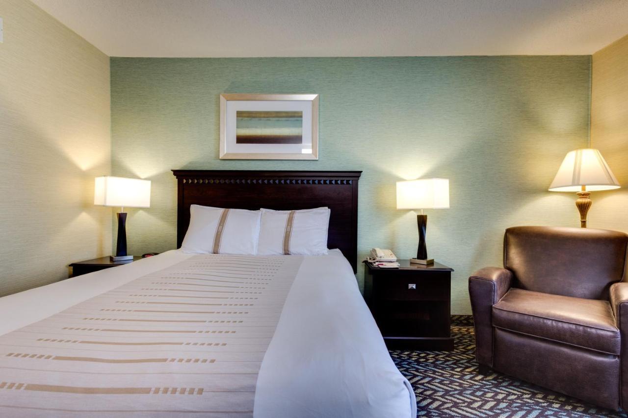 Fireside Inn And Suites Devils Lake Exteriör bild
