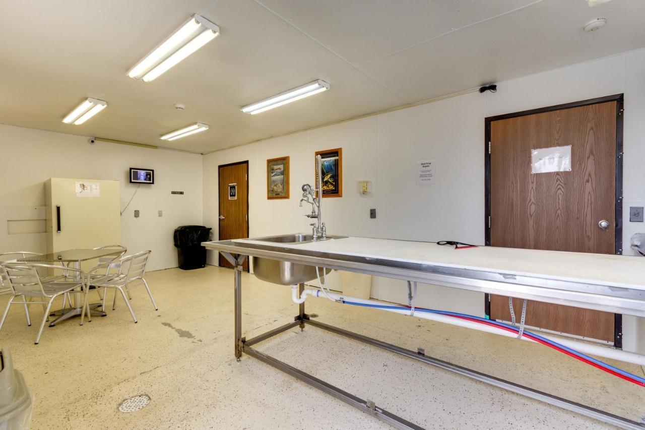 Fireside Inn And Suites Devils Lake Exteriör bild